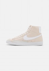 Nike Sportswear BLAZER MID #x27;77 NEXT NATURE 2 Sneaker high light orewood brown/white BLAZER MID #x27;77 NEXT NATURE 2 — Высокие кроссовки женские светло-коричневый/белый