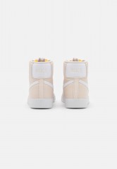 Nike Sportswear BLAZER MID #x27;77 NEXT NATURE 2 Sneaker high light orewood brown/white BLAZER MID #x27;77 NEXT NATURE 2 — Высокие кроссовки женские светло-коричневый/белый