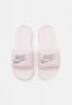 Nike Sportswear VICTORI ONE SLIDE Pantolette flach barely rose/metallic silver VICTORI ONE SLIDE Мюли на плоской подошве едва розовый/серебристый металлик