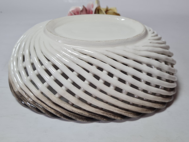 Конфетница винтажная Bassano с объемными цветками, серая керамика, 21 х 15 см, Италия, 1960-70гг.