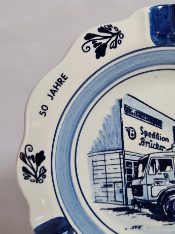 Тарелка декоративная винтажная Delft Blue "Авто экспедиторской компании Brucker", фарфор, 20 см, Голландия, 1960-70гг.