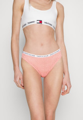 Tommy Hilfiger THONG 3 PACK Thong flora pink/desert sky/misty blush НАБОР 3 КОМПЛЕКТА ТРЕНАЖЕЙ Стринги Флора розовый/небо пустыни/туманный румянец
