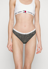 Tommy Hilfiger THONG 3 PACK Thong flora pink/desert sky/misty blush НАБОР 3 КОМПЛЕКТА ТРЕНАЖЕЙ Стринги Флора розовый/небо пустыни/туманный румянец