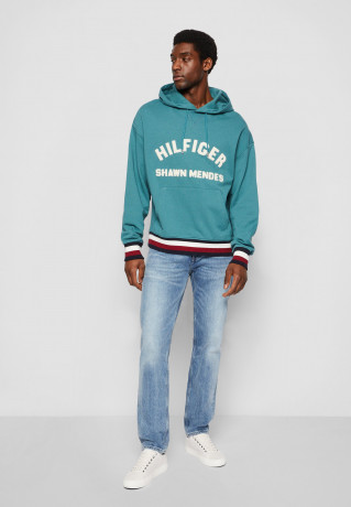 Tommy Hilfiger TOMMY HILFIGER X SHAWN MENDES HOODIE UNISEX Hoodie frosted green TOMMY HILFIGER X SHAWN MENDES HOODIE UNISEX Худи матовый зеленый