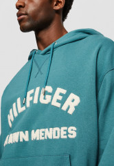 Tommy Hilfiger TOMMY HILFIGER X SHAWN MENDES HOODIE UNISEX Hoodie frosted green TOMMY HILFIGER X SHAWN MENDES HOODIE UNISEX Худи матовый зеленый