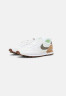 Nike Sportswear DBREAK TYPE M2Z2 UNISEX Sneaker low white/galactic jade/white/volt DBREAK TYPE M2Z2 UNISEX Низкие кроссовки женские белый/галактический нефрит/белый/вольт