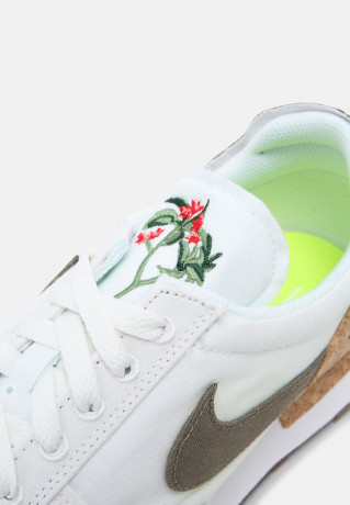 Nike Sportswear DBREAK TYPE M2Z2 UNISEX Sneaker low white/galactic jade/white/volt DBREAK TYPE M2Z2 UNISEX Низкие кроссовки женские белый/галактический нефрит/белый/вольт