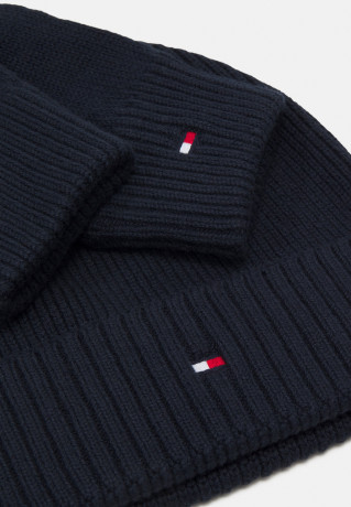 Tommy Hilfiger ESSENTIAL BEANIE & GLOVES SET Gloves space blue ESSENTIAL BEANIE &amp; GLOVE SET Перчатки космический синий