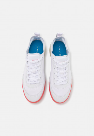 Tommy Hilfiger ELEVATED FEMININE Trainers crystal/coral ELEVATED FEMININE Кроссовки кристалл/коралл