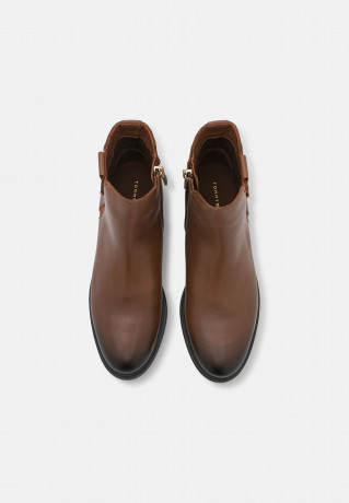 Tommy Hilfiger HARDWARE FLAT BOOT Classic ankle boots winter cognac HARDWARE FLAT BOOT Классические ботильоны зимний коньяк
