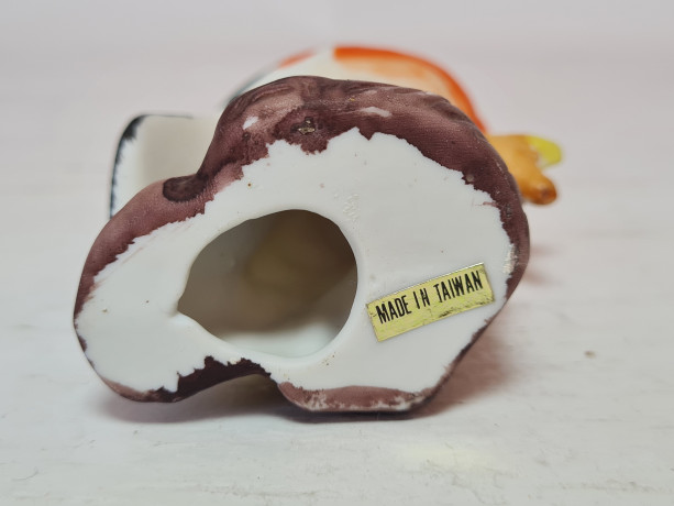 Статуэтка винтажная миниатюрная "Снегирь на ветке", фарфор, 9 x 8 см, Тайвань, 1960-70гг.