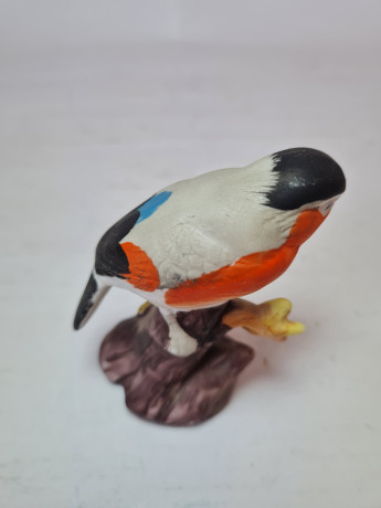 Статуэтка винтажная миниатюрная "Снегирь на ветке", фарфор, 9 x 8 см, Тайвань, 1960-70гг.