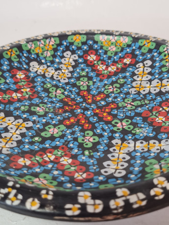 Тарелка декоративная винтажная Agadir Marokko, черная керамика с красочным цветочным декором, 18,5 x 4,5 см, Марокко, 1950-60гг.