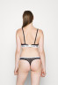 Tommy Hilfiger THONG 3 PACK Thong desert sky/white/rouge НАБОР 3 КОМПЛЕКТА ТРЕНАЖЕЙ Стринги небо пустыни/белый/румяна