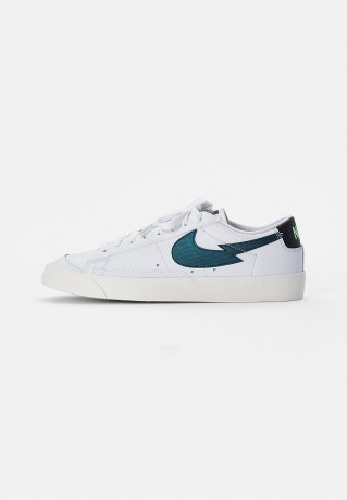 Nike Sportswear NIKE BLAZER LOW  Sneaker low white/aquamarine-lime glow-off noir-sail NIKE BLAZER LOW — Низкие кроссовки женские белый/аквамариново-лаймовый светящийся нуар-парус