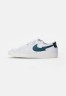 Nike Sportswear NIKE BLAZER LOW  Sneaker low white/aquamarine-lime glow-off noir-sail NIKE BLAZER LOW — Низкие кроссовки женские белый/аквамариново-лаймовый светящийся нуар-парус