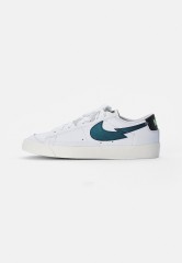 Nike Sportswear NIKE BLAZER LOW  Sneaker low white/aquamarine-lime glow-off noir-sail NIKE BLAZER LOW — Низкие кроссовки женские белый/аквамариново-лаймовый светящийся нуар-парус