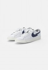 Nike Sportswear NIKE BLAZER LOW  Sneaker low white/aquamarine-lime glow-off noir-sail NIKE BLAZER LOW — Низкие кроссовки женские белый/аквамариново-лаймовый светящийся нуар-парус