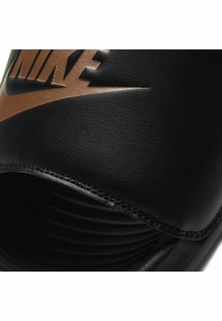 Nike Sportswear VICTORI ONE SLIDE Pantolette flach black/mtlc red bronze-black VICTORI ONE SLIDE Мюли на плоской подошве черный/mtlc красный бронзово-черный