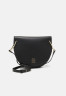 Tommy Hilfiger CHIC SADDLE Across body bag black CHIC SADDLE Сумка через плечо черный