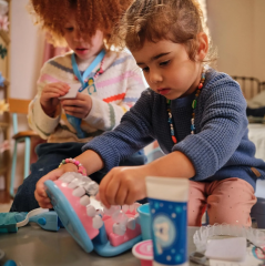 Melissa &amp; Doug Super Smile Dentist Playset, 26 Pieces, Игровой набор стоматолог для детей от 3 лет США, 26 предметов, набор зубного врача с инструментами для ролевой игры и развития моторики, разноцветный