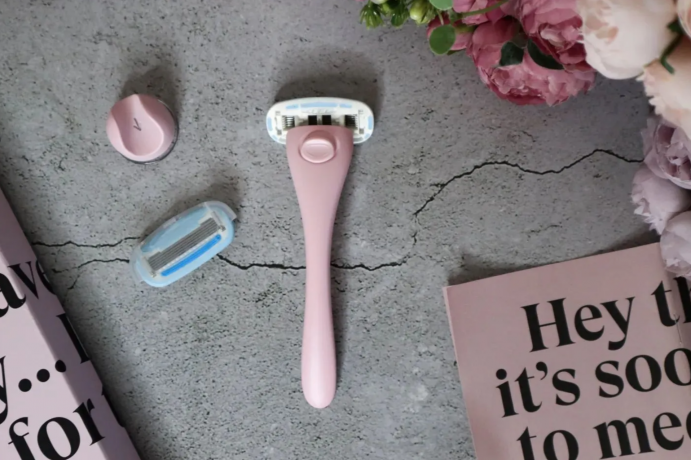 Estrid Rasierer, bloom Starterset, 1 St, Бритва женская Estrid Bloom Starter Kit, станок + 2 кассеты, настенное крепление, 5 лезвий, многоразовая, для тела, гладкое бритьё без раздражения, розовая