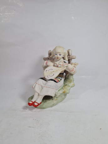 Фигурка винтажная Rumanien "Сидящая девушка с инструментом", фарфор, 17 см, Германия, 1960-70гг.