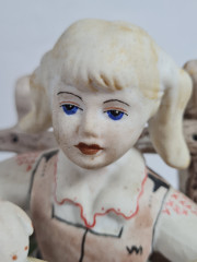 Фигурка винтажная Rumanien &quot;Сидящая девушка с инструментом&quot;, фарфор, 17 см, Германия, 1960-70гг.