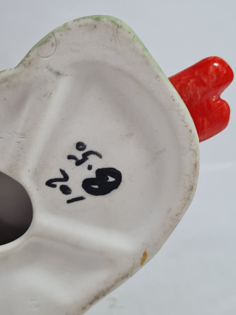 Фигурка винтажная Rumanien "Сидящая девушка с инструментом", фарфор, 17 см, Германия, 1960-70гг.