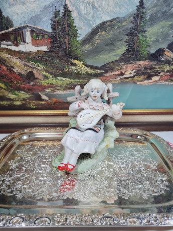 Фигурка винтажная Rumanien "Сидящая девушка с инструментом", фарфор, 17 см, Германия, 1960-70гг.