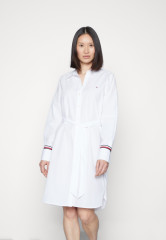 Tommy Hilfiger MONICA KNEE SHIRT DRESS  Shirt dress optic white MONICA KNEE SHIRT DRESS Платье-рубашка оптический белый