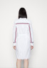 Tommy Hilfiger MONICA KNEE SHIRT DRESS  Shirt dress optic white MONICA KNEE SHIRT DRESS Платье-рубашка оптический белый