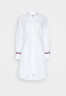 Tommy Hilfiger MONICA KNEE SHIRT DRESS  Shirt dress optic white MONICA KNEE SHIRT DRESS Платье-рубашка оптический белый
