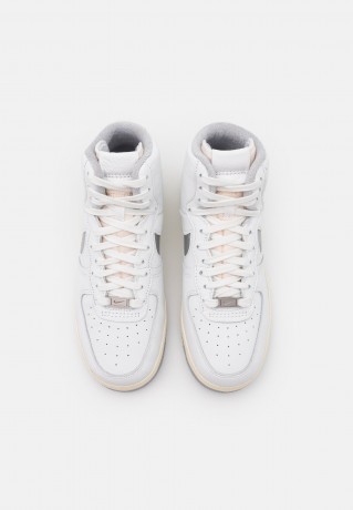 Nike Sportswear W AF1 SCULPT Sneaker high summit white/silver/coconut milk/wolf grey W AF1 SCULPT Высокие кроссовки женские вершина белый/серебристый/кокосовое молоко/волчий серый