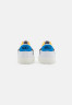 Nike Sportswear BLAZER 77 VNTG UNISEX Sneaker low white/black/light photo blue/sail/team orange BLAZER 77 VNTG UNISEX Низкие кроссовки женские белый/черный/светло-голубой/парус/оранжевый