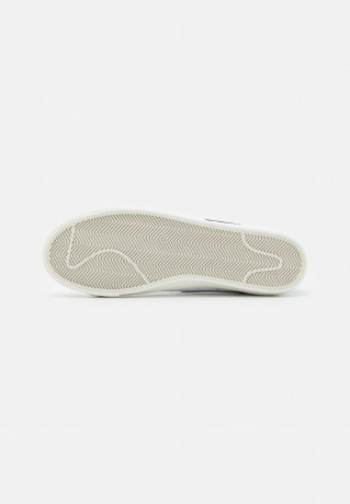 Nike Sportswear BLAZER 77 VNTG UNISEX Sneaker low white/black/light photo blue/sail/team orange BLAZER 77 VNTG UNISEX Низкие кроссовки женские белый/черный/светло-голубой/парус/оранжевый