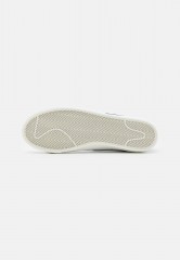 Nike Sportswear BLAZER 77 VNTG UNISEX Sneaker low white/black/light photo blue/sail/team orange BLAZER 77 VNTG UNISEX Низкие кроссовки женские белый/черный/светло-голубой/парус/оранжевый