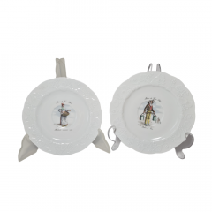 Lierre Lauvage CNP France Две винтажные тарелки с фактурным краем &quot;Продавщица и Продавец на ярмарке в Париже&quot;, Франция, 1960-70гг.