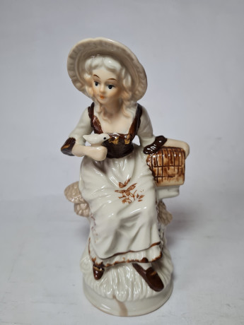 Porzellanfigur Фарфоровая статуэтка Женщина с корзинкой и птицей на руке, 17,5 x 9 см, Германия, 1960-70гг.