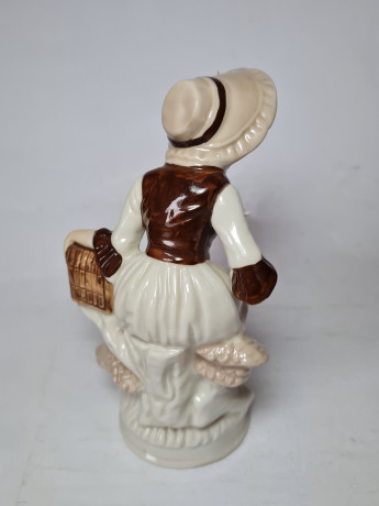 Porzellanfigur Фарфоровая статуэтка Женщина с корзинкой и птицей на руке, 17,5 x 9 см, Германия, 1960-70гг.