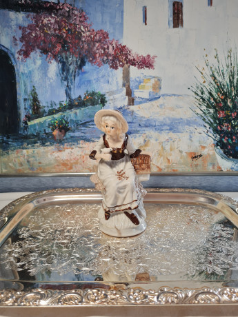 Porzellanfigur Фарфоровая статуэтка Женщина с корзинкой и птицей на руке, 17,5 x 9 см, Германия, 1960-70гг.