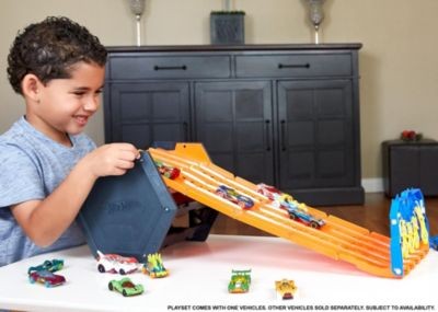 Mattel Hot Wheels 2in1 Spielset  Box inkl. 1 Spielzeugauto Коробка с игровым набором Hot Wheels 2in1, включая 1 игрушечную машинку