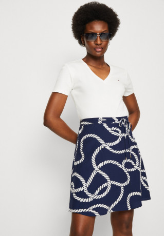 Tommy Hilfiger SLIM CODY NECK Print T-shirt ecru SLIM CODY NECK Футболка с принтом экрю