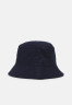 Tommy Hilfiger FLAG BUCKET HAT Hat desert sky FLAG BUCKET HAT Шяпа небо пустыни