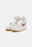 Nike Sportswear W AF1 SCULPT Sneaker high summit white/team red/valerian blue/white/gum brown W AF1 SCULPT Высокие кроссовки женские вершина белый/команда красный/валериана синий/белый/камедь коричневая