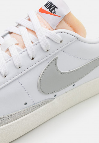 Nike Sportswear BLAZER 77 VNTG UNISEX Sneaker low white/grey fog/light menta/sail-black/team orange BLAZER 77 VNTG UNISEX Низкие кроссовки женские белый/серый туман/светлая мента/парусно-черный/командно-оранжевый