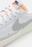 Nike Sportswear BLAZER 77 VNTG UNISEX Sneaker low white/grey fog/light menta/sail-black/team orange BLAZER 77 VNTG UNISEX Низкие кроссовки женские белый/серый туман/светлая мента/парусно-черный/командно-оранжевый
