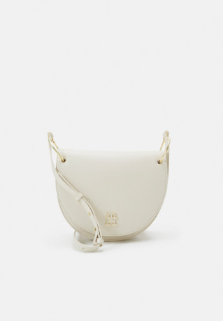 Tommy Hilfiger CHIC SADDLE Across body bag sugarcane CHIC SADDLE Сумка через плечо сахарный тростнк