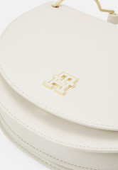 Tommy Hilfiger CHIC SADDLE Across body bag sugarcane CHIC SADDLE Сумка через плечо сахарный тростнк