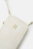 Tommy Hilfiger ICONIC TOMMY PHONE POUCH MONO Phone case sugarcane ICONIC TOMMY PHONE POUCH MONO Чехол для телефона сахарный тростник
